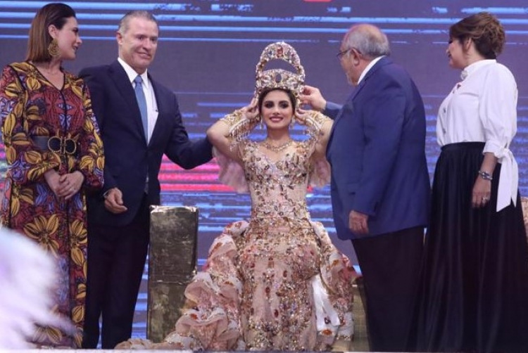 Quirino corona a Libia II, Reina del Carnaval de Mazatl&aacute;n 2020