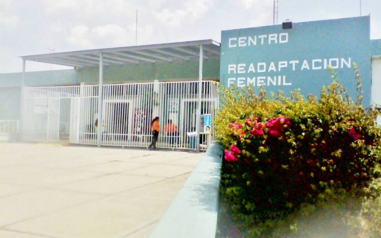 Llevan a reclusas a 'fiestas' en penales varoniles
