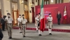 Una escolta escolar form&oacute; parte de la ceremonia para dar la bienvenida a ni&ntilde;as y ni&ntilde;os que inician este lunes un nuevo ciclo escolar a distancia. 