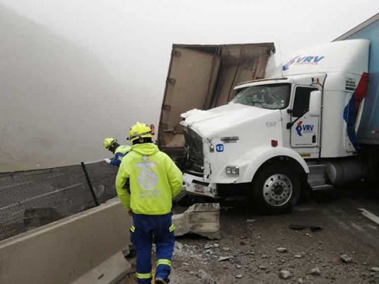 En autopista de NL se registro una mega carambola con 31 veh&iacute;culos