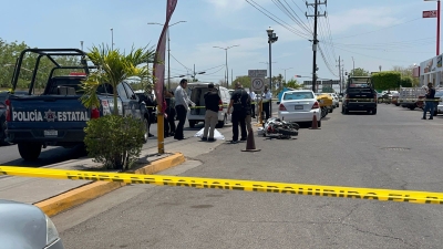 Motociclista es asesinado a balazos frente a la UAdeO, en el estacionamiento de una plaza comercial, en Culiac&aacute;n