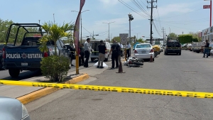 Motociclista es asesinado a balazos frente a la UAdeO, en el estacionamiento de una plaza comercial, en Culiac&aacute;n