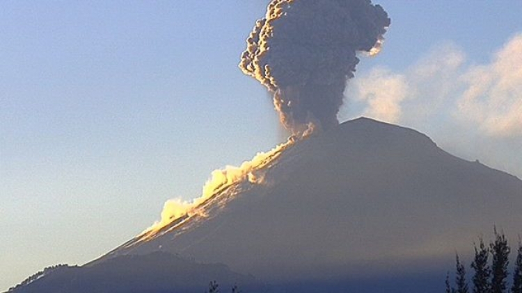 Alertan por ca&iacute;da de ceniza del Popocat&eacute;petl en la CDMX