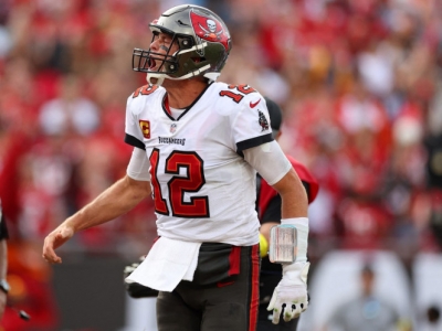 &iexcl;Tom Brady lo consigue de nuevo! Jugar&aacute; playoffs con Bucaneros