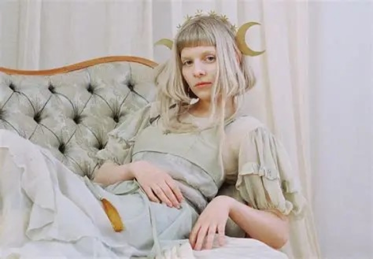 Afirma Aurora: las redes sociales, &ldquo;dise&ntilde;adas para ser m&aacute;s est&uacute;pidos e insensibles&rdquo;