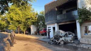 Delincuentes incendian dos viviendas y en una un bombero queda lesionado en la avenida Aquiles Serd&aacute;n