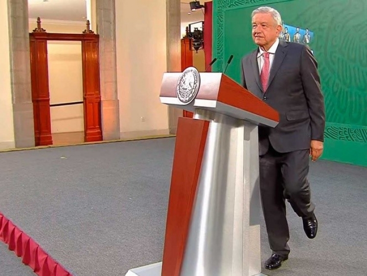 El presidente Andr&eacute;s Manuel L&oacute;pez Obrador en un s&oacute;lo pie al responder que el combate a la corrupci&oacute;n es su mayor logro hasta ahora.