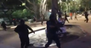 Polic&iacute;as de Canc&uacute;n reprimen protesta feminista a balazos