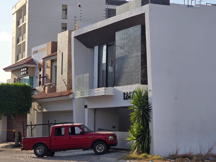 Balean un domicilio y una camioneta en la Isla Musala