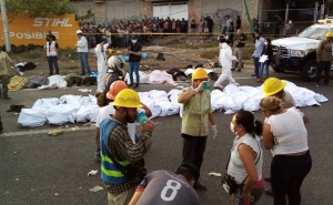 M&aacute;s de 50 migrantes mueren en volcadura de tr&aacute;iler en Tuxtla Gutierrez