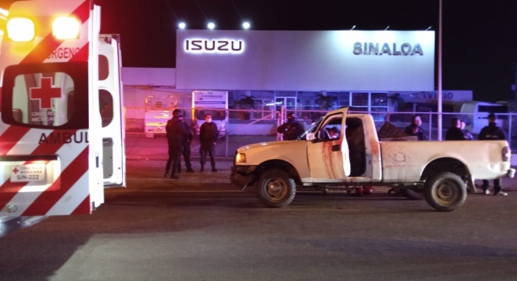 Un hombre es herido a balazos a bordo de una camioneta en Culiac&aacute;n