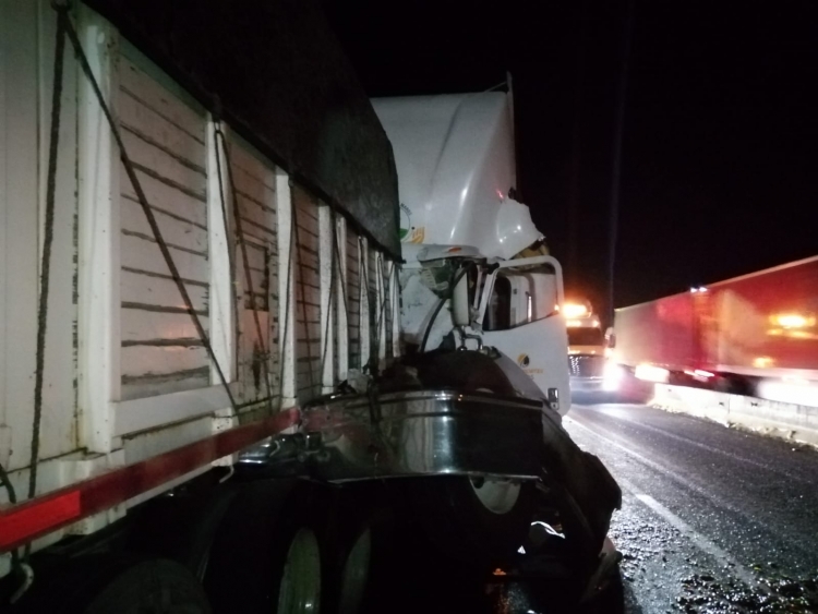 Otro choque de tr&aacute;ileres, ahora fue en la autopista Benito Ju&aacute;rez, en Culiac&aacute;n