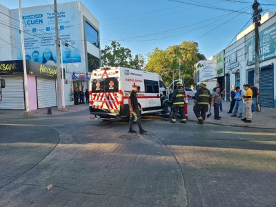 Dos param&eacute;dicos y otras dos personas resultan heridas en accidente entre ambulancia y autom&oacute;vil ocurrido en el centro de Culiac&aacute;n