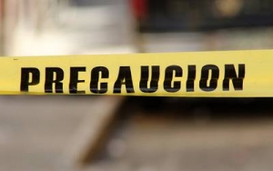 Muere joven motociclista al derrapar y caer al interior de un dren