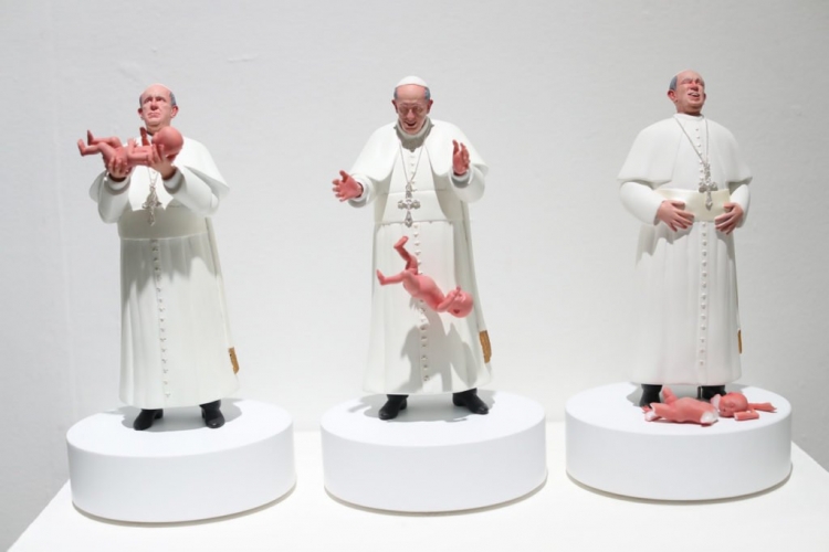 Escultura del papa Francisco tirando a un beb&eacute; llega a M&eacute;xico y se dispara la pol&eacute;mica