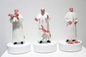 Escultura del papa Francisco tirando a un beb&eacute; llega a M&eacute;xico y se dispara la pol&eacute;mica