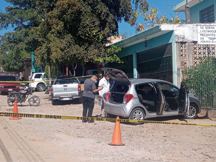 Sujetos armados tirotean un veh&iacute;culo la madrugada de este domingo