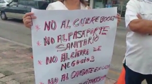 Antivacunas se manifiestan contra el Certificado de Vacunaci&oacute;n