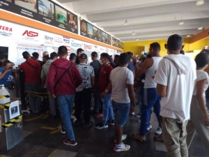 Miles de migrantes buscan boletos de autob&uacute;s para seguir su viaje rumbo a EU