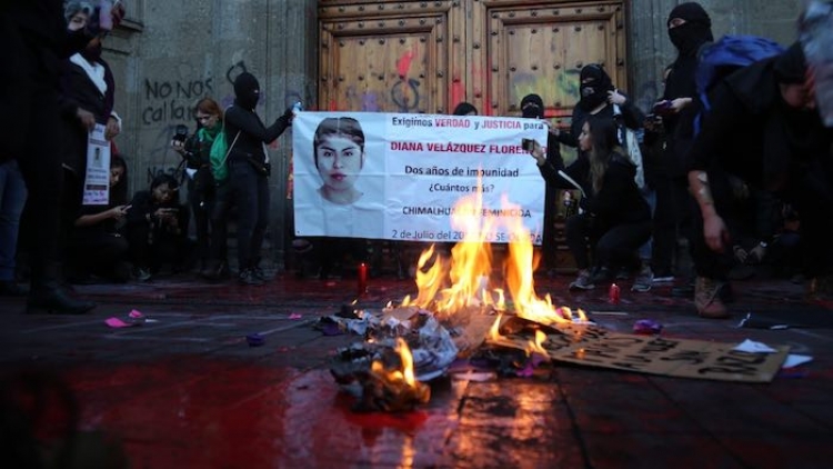 AMLO le dice a feministas "que no nos pinten las puertas, las paredes", tras protestas afuera del palacio nacional
