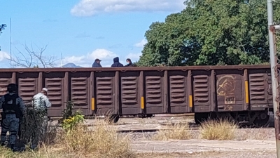 Detienen a 40 centroamericanos que viajaban en los vagones del tren en forma ilegal, en Culiac&aacute;n