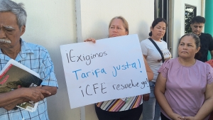 Se manifiestan en la CFE familias de Limita de Itaje por  cobros excesivos de !42 mil pesos!