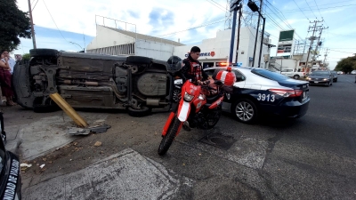 Una mujer y un hombre resultaron ilesos de volcadura ocurrida en el sector Centro