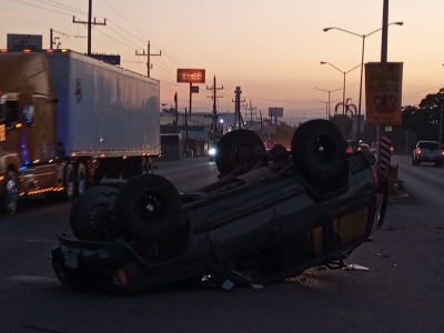 Joven sufre aparatosa volcadura por la calzada Aeropuerto, de Culiac&aacute;n