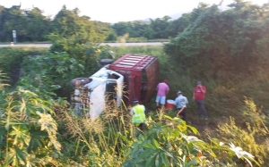 Vuelca camioneta con jornaleros en Rosario: 16 lesionados
