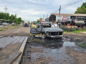 Con p&eacute;rdida total se incendia una camioneta en la sindicatura de Aguaruto, Culiac&aacute;n