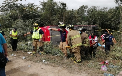 Vuelca autob&uacute;s en la carretera M&eacute;rida-Canc&uacute;n; reportan 8 muertos y 19 heridos