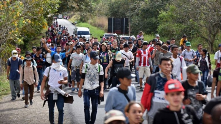 Caravana de Migrantes intenta entrar al pa&iacute;s por la fuerza en la frontera de M&eacute;xico y Guatemala