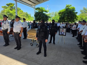 Rinden homenaje de cuerpo presente a los 2 tr&aacute;nsitos asesinados; perdieron la vida en cumplimiento de su deber