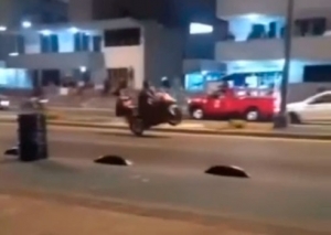 Repara la moto, cae la mujer copiloto y&hellip; en Mazatl&aacute;n