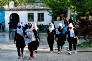 Talibanes clausuran secundarias para ni&ntilde;as en Afganist&aacute;n