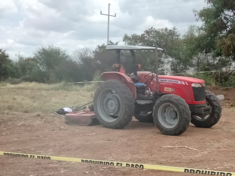 Trabajador del campo muere al caerle una m&aacute;quina agr&iacute;cola encima