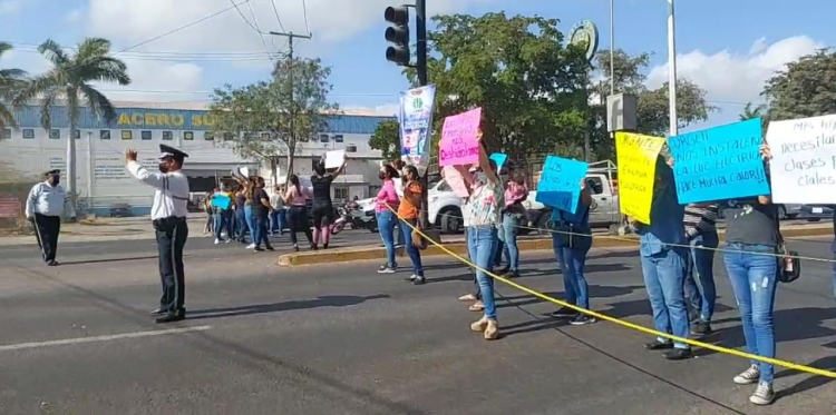 &iexcl;Quieren luz! Padres de familia del k&iacute;nder Izaguirre Rojo bloquean el bulevar Zapata