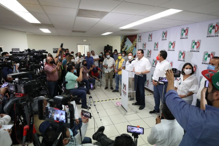 Mario Zamora Gast&eacute;lum anunci&oacute; ir cuatro puntos arriba en las encuestas de salida