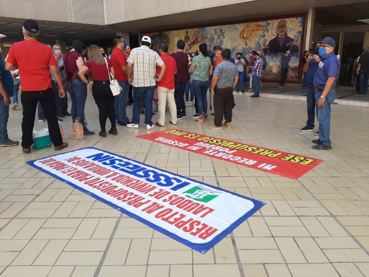 Maestros de la Secci&oacute;n 53 cumplen su amenaza: se plantan en Palacio