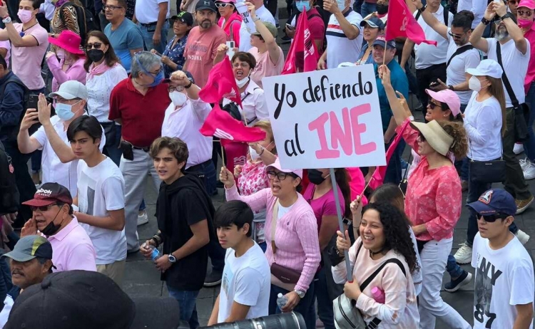 La juventud ya despert&oacute;, sacaremos a AMLO en 2024, dicen j&oacute;venes en marcha a favor del INE