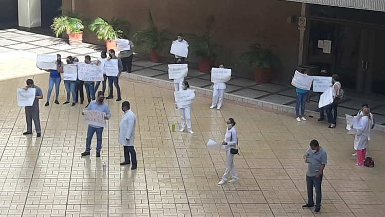 H&eacute;roes de la pandemia siguen su lucha por la basificaci&oacute;n prometida por AMLO