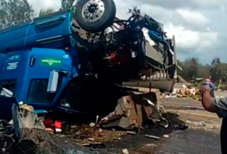 Choque m&uacute;ltiple bloquea la autopista Culiac&aacute;n-Mazatl&aacute;n