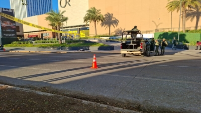 Encuentran a un hombre asesinado afuera de la Plaza 4 R&iacute;os, al Norte de Culiac&aacute;n; estaba desollado