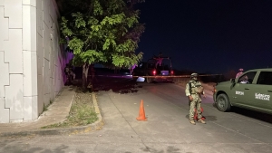Localizan a un hombre ejecutado a balazos junto a un puent, en el Fraccionamiento Perisur, en Culiac&aacute;n