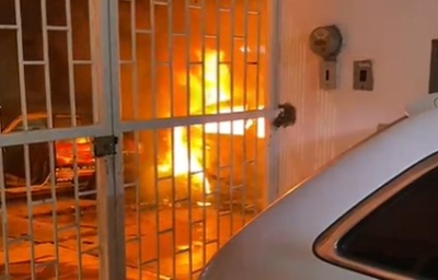 Autom&oacute;vil afuera de un domicilio es consumido por las llamas, en la Colonia Esthela Ortiz, en Culiac&aacute;n