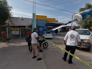 Cae poste sobre autom&oacute;vil en expendio de cerveza