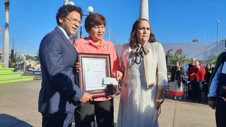Mirna Medina, rastreadores de El Fuerte, galardonada  con el Premio al M&eacute;rito Social Agustina Ram&iacute;rez