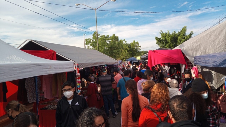 Por compras navide&ntilde;as abarrotan el tianguis Los Huizaches