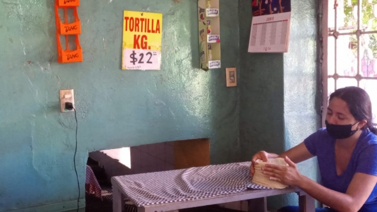 Ciudadanos lamentan aumento de la tortilla a 22 pesos por kilo