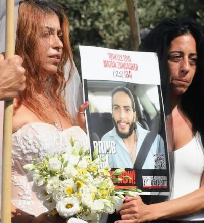 Se cas&oacute; simb&oacute;licamente mexicana-israel&iacute; ex reh&eacute;n de Hamas con su novio a&uacute;n reh&eacute;n